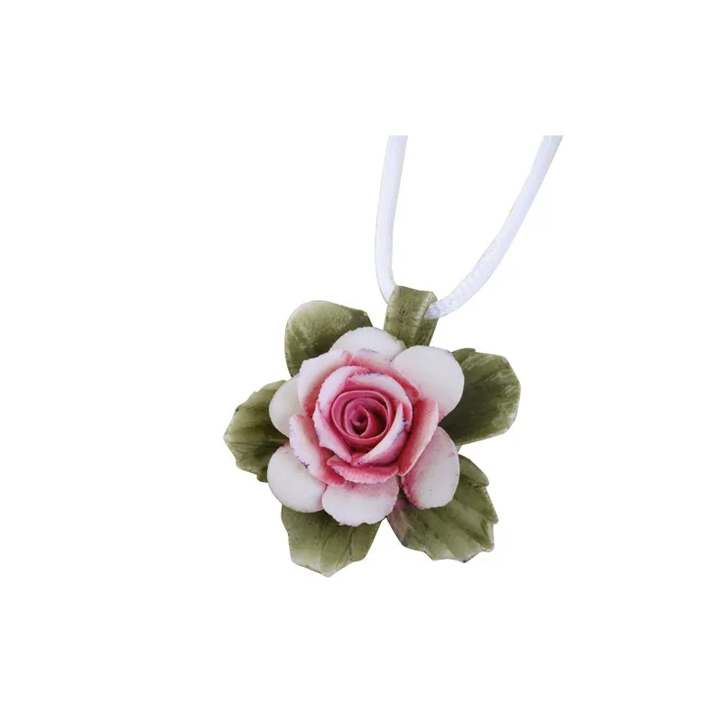 Pendentif rose de porcelaine