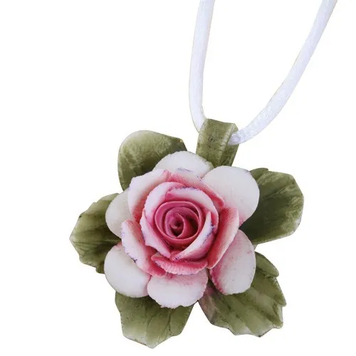 Pendentif rose de porcelaine