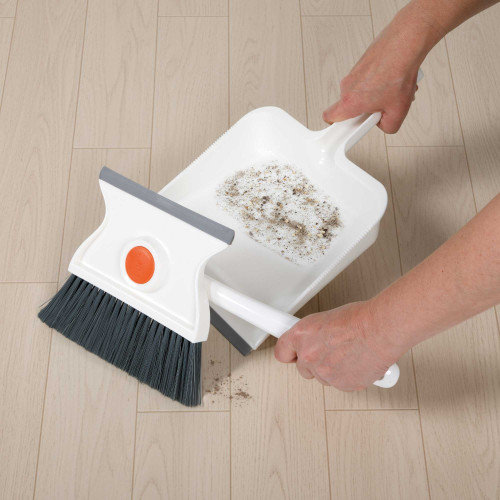 Pelle et balayette pivotante