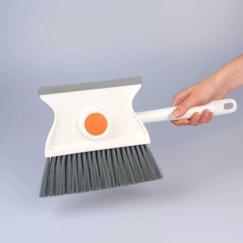 Pelle et balayette pivotante